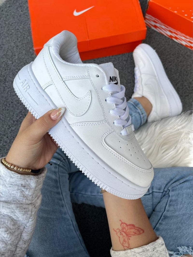 Nike Air Force One Clásico – El Ícono que Nunca Pasa de Moda